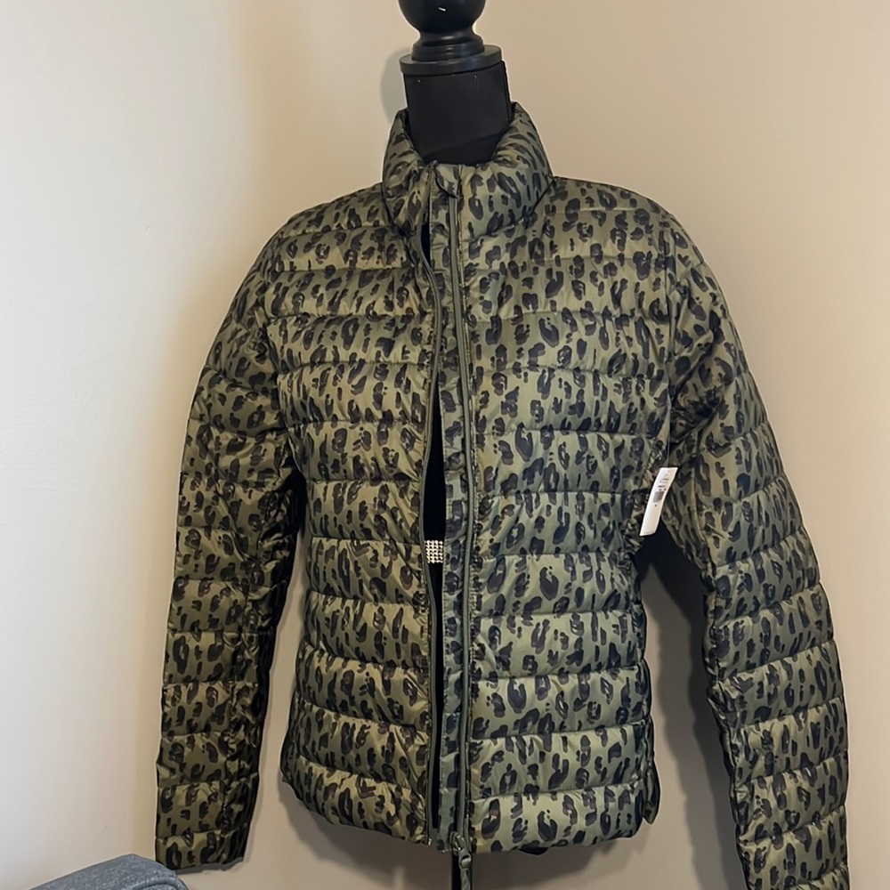 Women’s Old Navy light weight green leopard print jacket. NWT size Medium